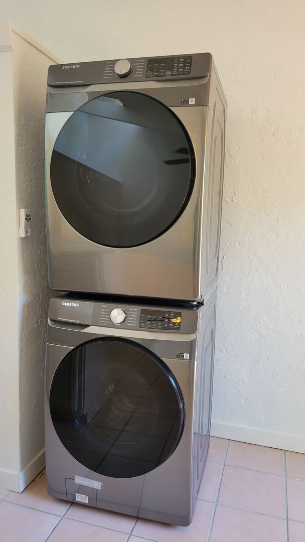 Building Photo - Annual UNfurnished renovated 2/1 condo dow...