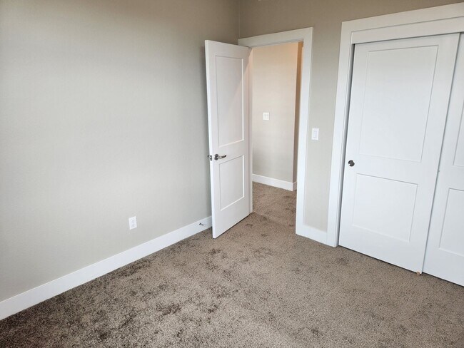 Building Photo - Newer single family home in Painted Prairie.