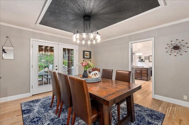Building Photo - Luxury 5-Bedroom Home with Pool, Hot Tub &...