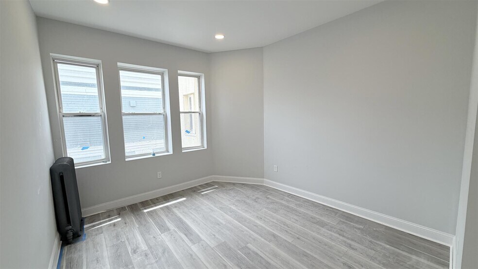 Building Photo - 72 Kirkland St