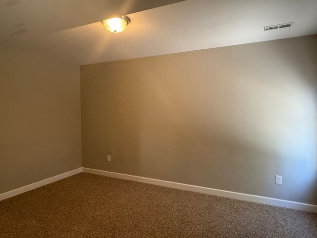 Building Photo - Spacious 3 Bedroom, 3.5bath in central Joh...