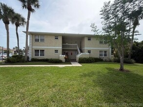 Building Photo - 1546 SE Royal Green Cir