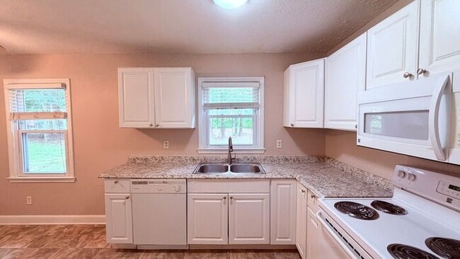 Building Photo - Lithia Springs 3 Bed-1 Bath Stepless Ranch, Private Lot, Carport