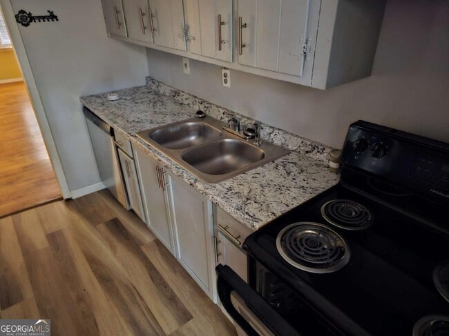 Building Photo - 3223 Tulip Dr