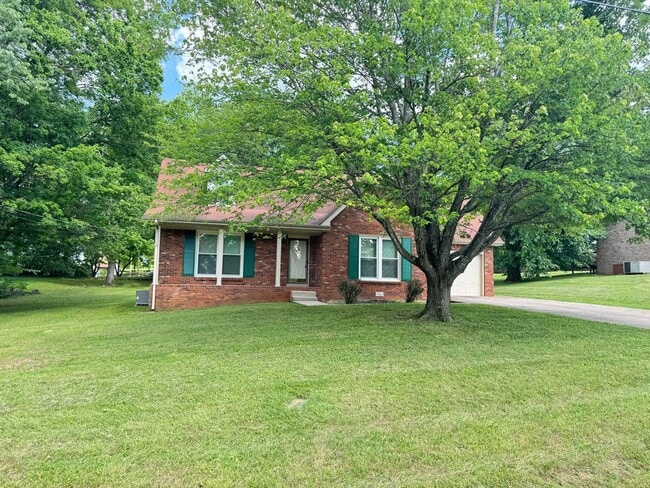 Building Photo - Exit 8! Rossview School. 4 Bed/2 Bath over 1700 Sq.ft!