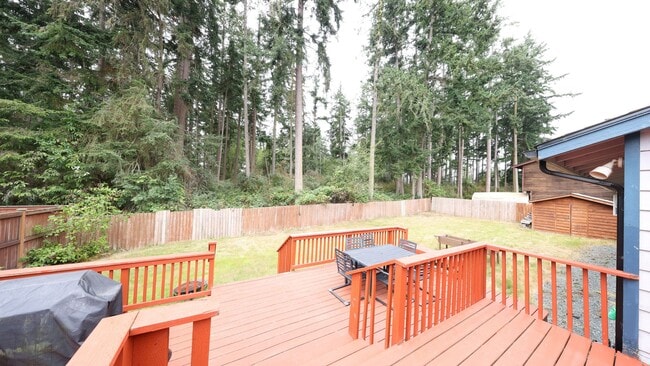 Building Photo - 3 Bed 2 Bath - Large Deck - Per Friendly -...
