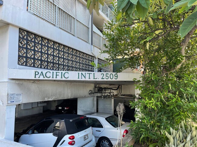 Building Photo - Recently Remodeled Studio In The Heart of Waikiki.