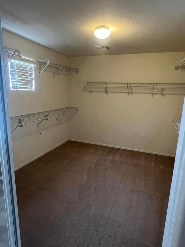 Building Photo - 4-bedroom and loft in the Willows with com...