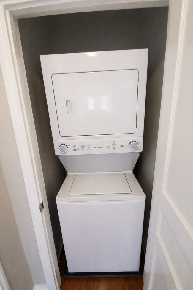 Building Photo - 2 Bedroom- Historic Monticello Park