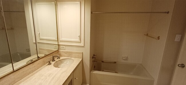 Building Photo - 3350 McCue Rd