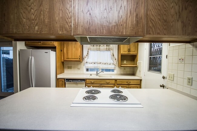 Building Photo - This lovely North Oxnard 4 bedroom 2 bath home with Vintage Oxnard Vides!!! COMING SOON