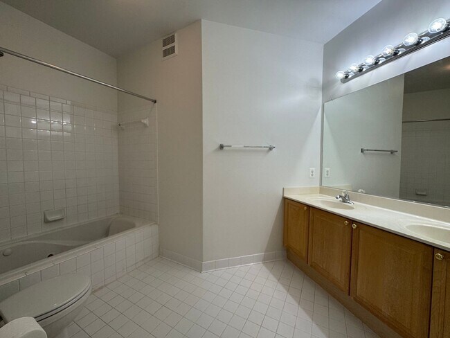 Building Photo - Bright And Cozy 3 Bed 2 Bath Condo With La...