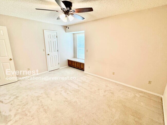 Building Photo - Lovely 2-Bedroom Home with Modern comforts...