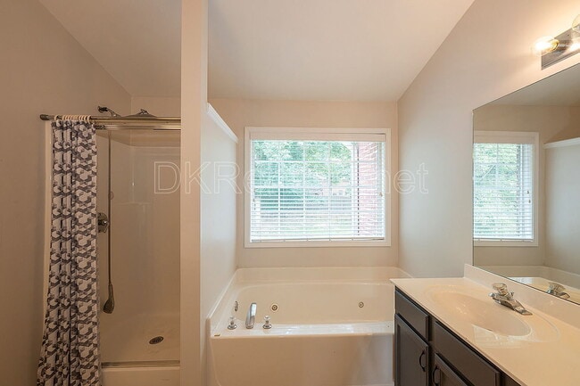 Building Photo - 1540 Hampton Hollow Dr