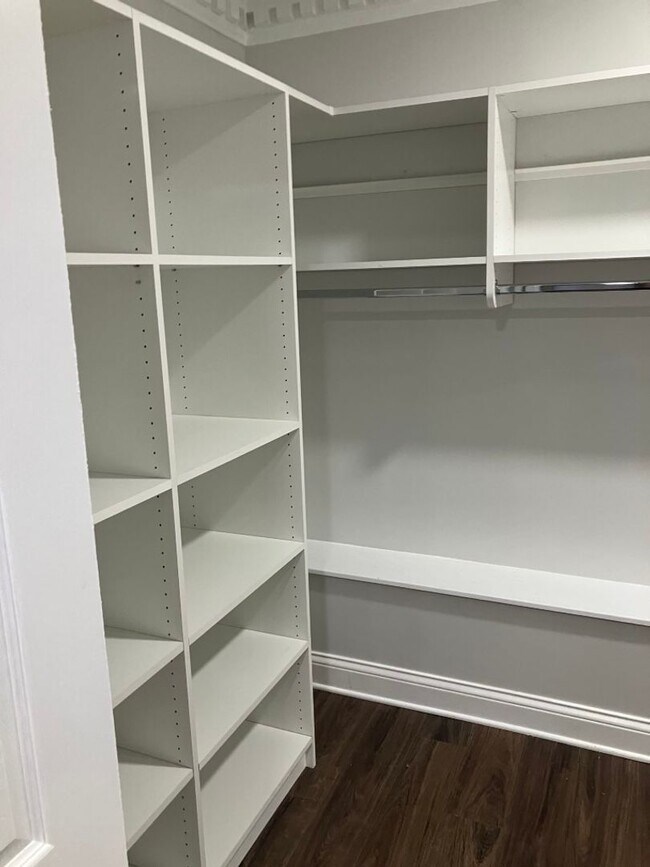 Building Photo - Lower Level Apartment in Beautiful Brentwo...