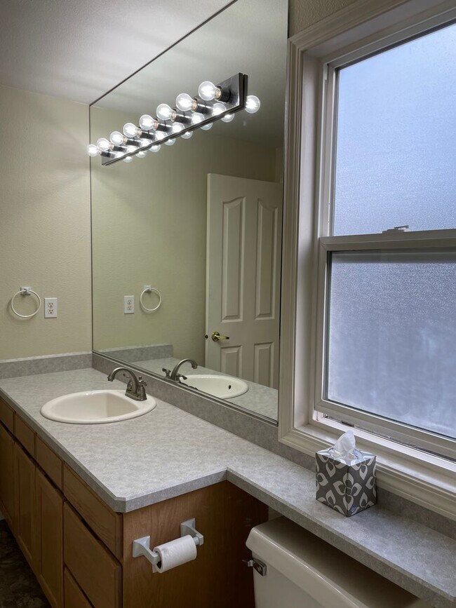 Building Photo - ? Beautifully Updated Home in a Peaceful, Highly Desirable Fisher’s Landing Community ?