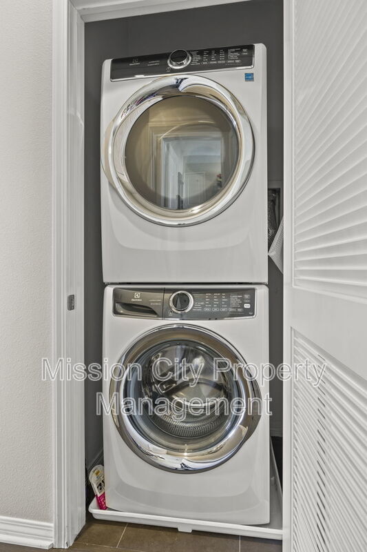 Building Photo - 569 E Montecito St