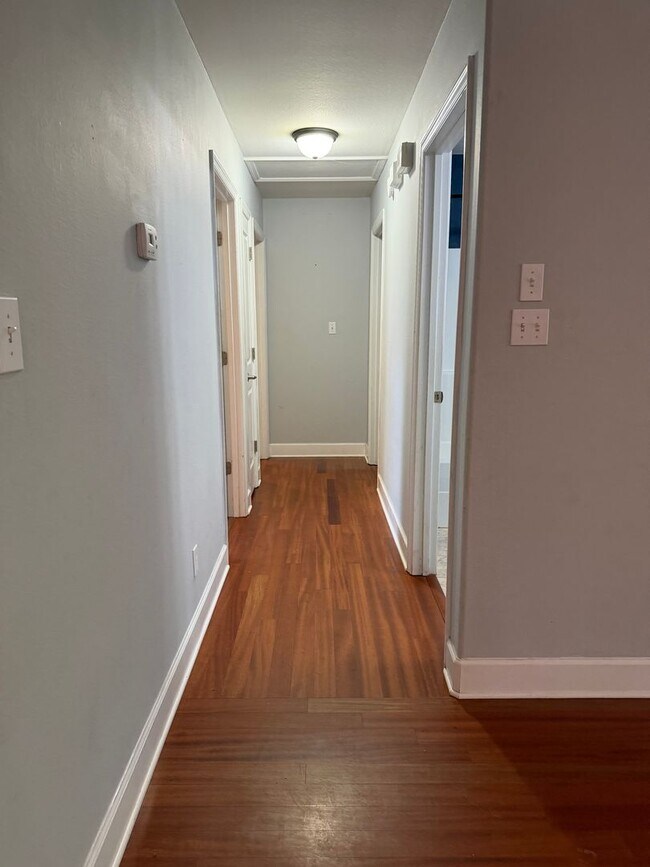 Building Photo - 3/2 home located just off N. Meridian and Available NOW.