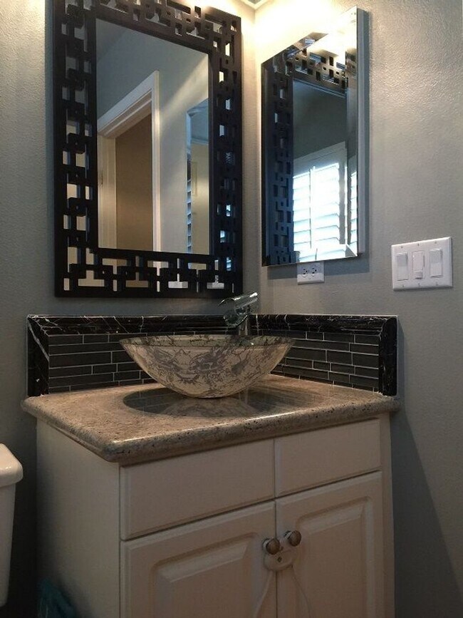 Building Photo - Beautiful House in the Lovely Fair Oaks Ra...