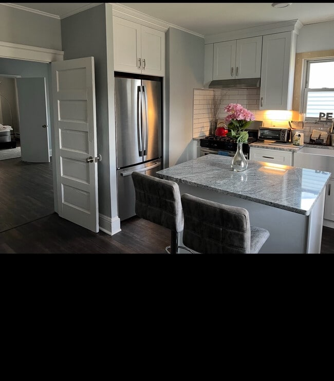 Building Photo - 43 2nd Ave