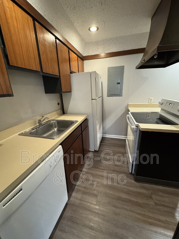 Building Photo - 5025 Hillsboro Dr