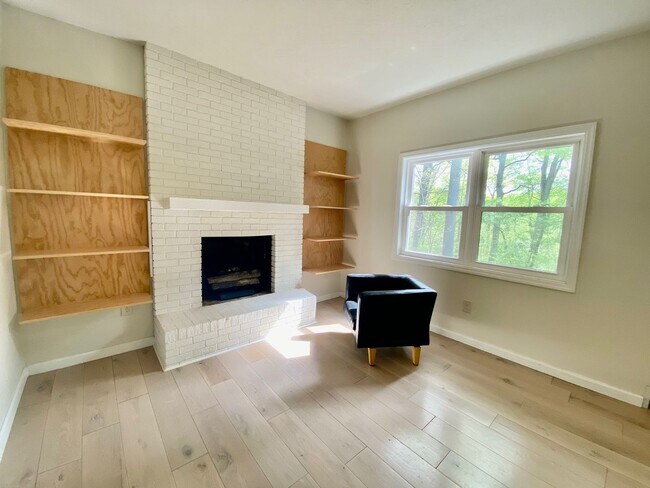 Building Photo - East AVL - Mid Century Modern Beauty in Bo...