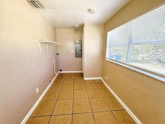 Building Photo - Charming 2-Bedroom Home in St. Petersburg'...