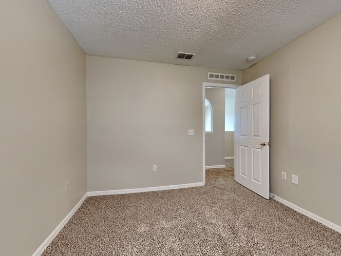 Building Photo - 8799 Oxfordshire Ave E