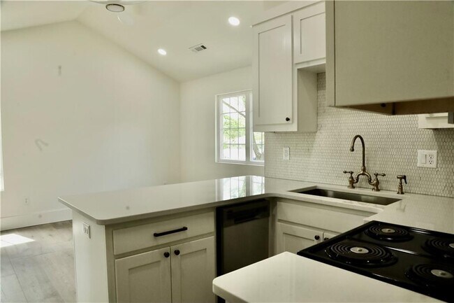 Building Photo - 858 NW B St