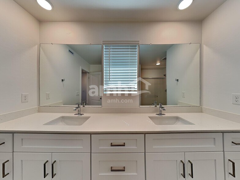 Building Photo - 12615 W Flynn Ln