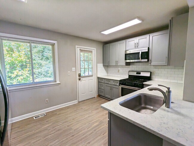 Building Photo - 3906 Lexington Dr