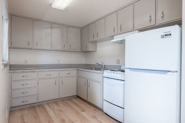 Building Photo - Affordable, Attractive 2-bed in a small Complex