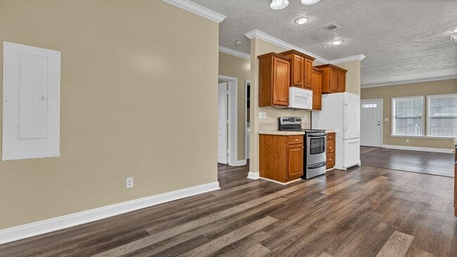 Building Photo - Spacious 3-Bedroom Home with Recent Upgrad...