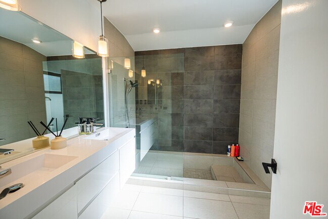 Building Photo - 3116 Beachwood Dr