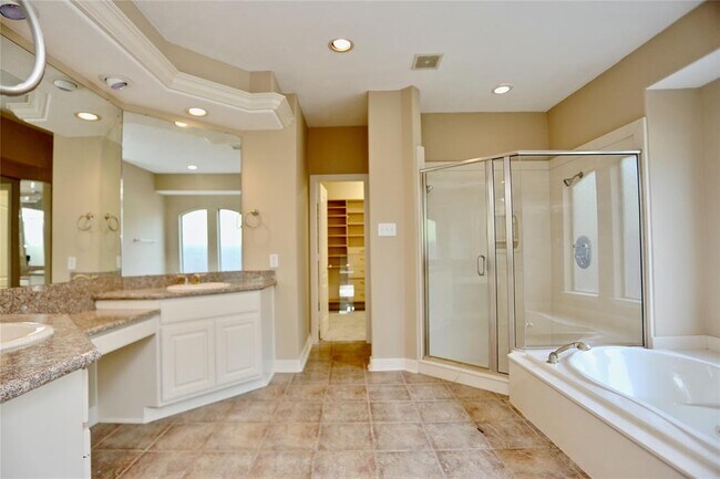 Building Photo - 14010 Norhill Pointe Dr