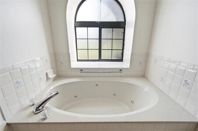 Building Photo - 24 Chippeway Ct