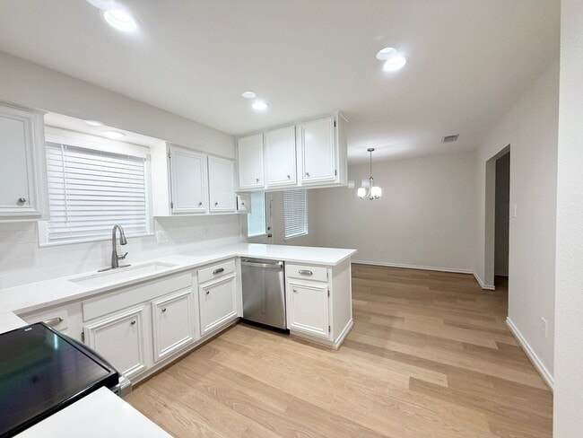 Building Photo - Elegant Recently Updated 3/2/2 Home in Ang...