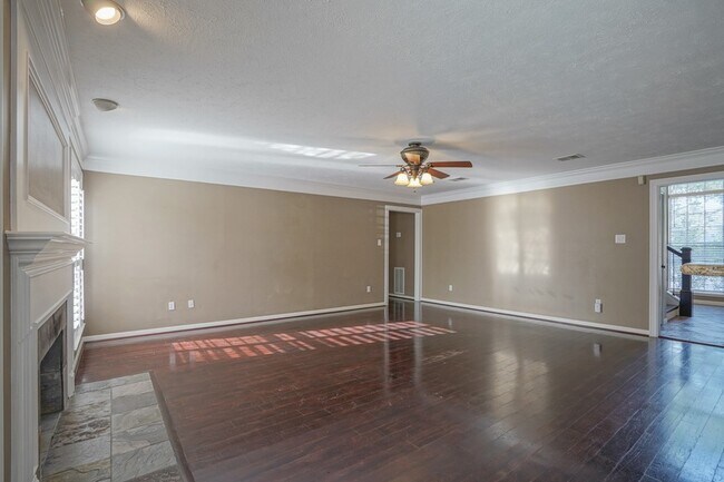 Building Photo - 2108 Lakeway Dr