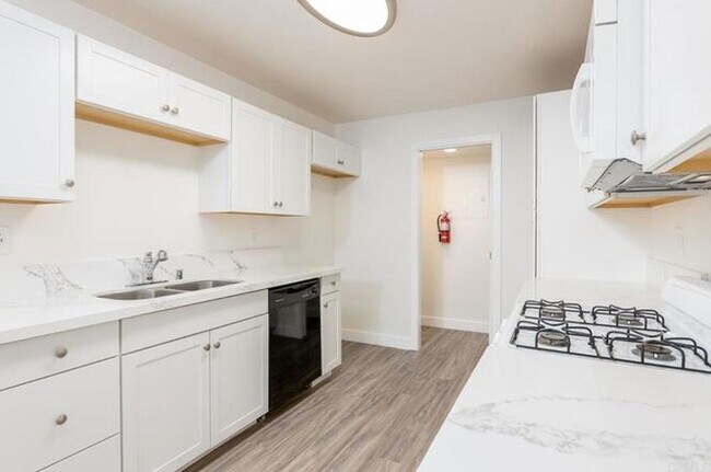 Building Photo - Remodeled 3 Bed 2 Bath Condo - Coastal Living at Its Finest