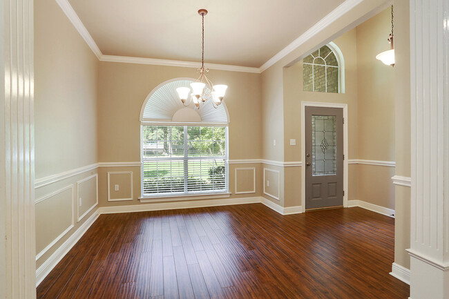 Building Photo - Empty Mandeville Home Seeking Family for O...