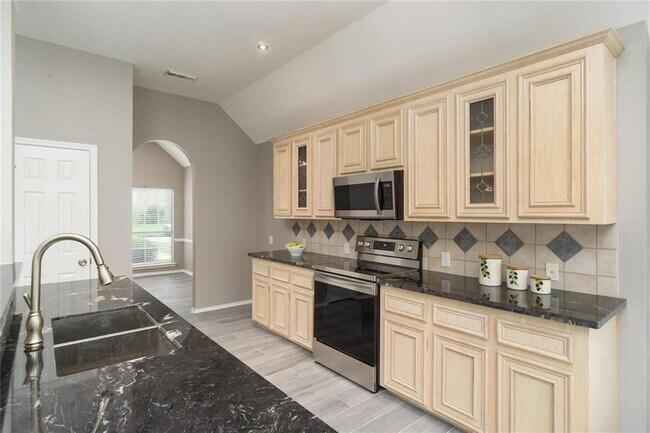 Building Photo - 3622 Englewood Dr