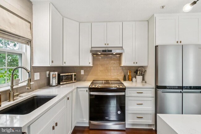 Building Photo - 9525 Oakhurst Dr