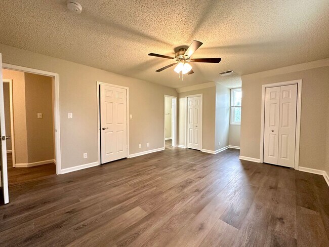 Building Photo - Stunning Single-Family Home with Plenty of...