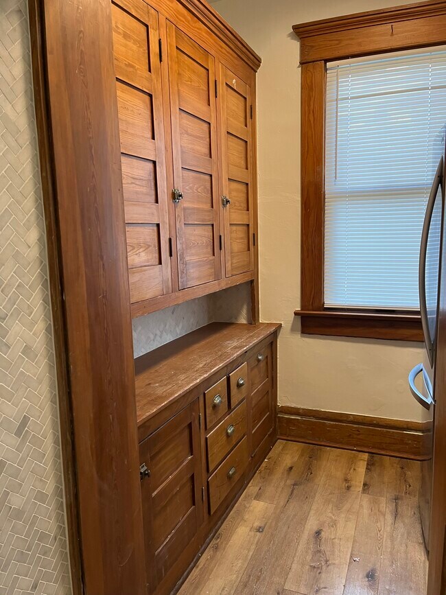 PANTRY WITH PLENTY OF STORAGE & MARBLE BACKSPLASH! - 32 E Northwood Ave