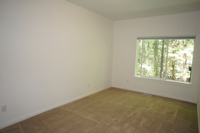 Building Photo - Spectacular SW Liar Hill 3 bedroom Townhouse