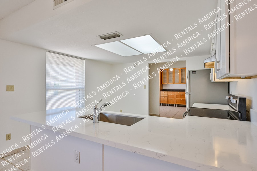 Building Photo - 1425 W Sequoia Dr