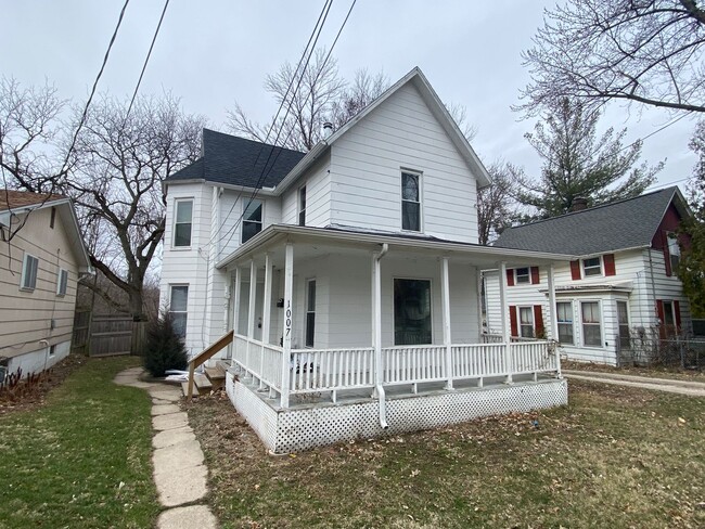 Building Photo - Charming 3BR/2Bath in Moline