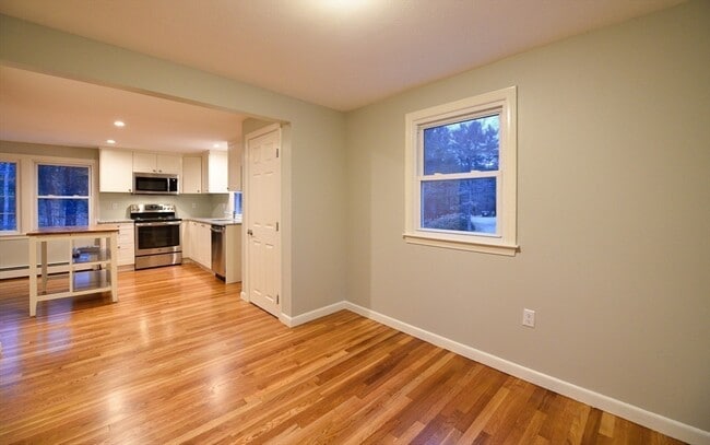 Building Photo - 348 Pleasant St