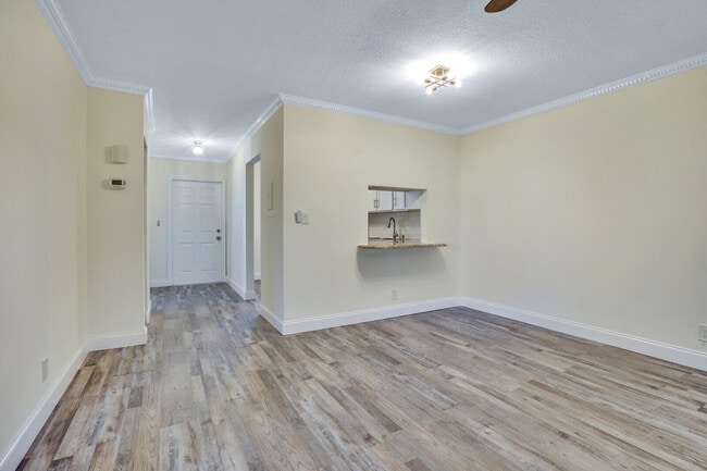 Building Photo - 122 Lake Rebecca Dr