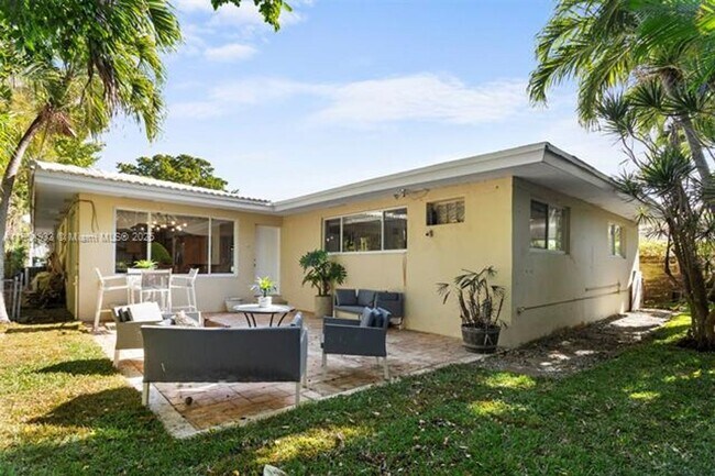 Building Photo - 6140 Pine Tree Dr